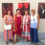 2015 - Marina di Pisa - dopo l’evento “Tutto il rosso dell’universo”, con sfondo delle opere dell’artista Diego Piccaluga, insieme a Nadia Chiaverini e alle poetesse intervenute Annalisa Macchia e Serenella Gatti Linares (28 agosto 2015)